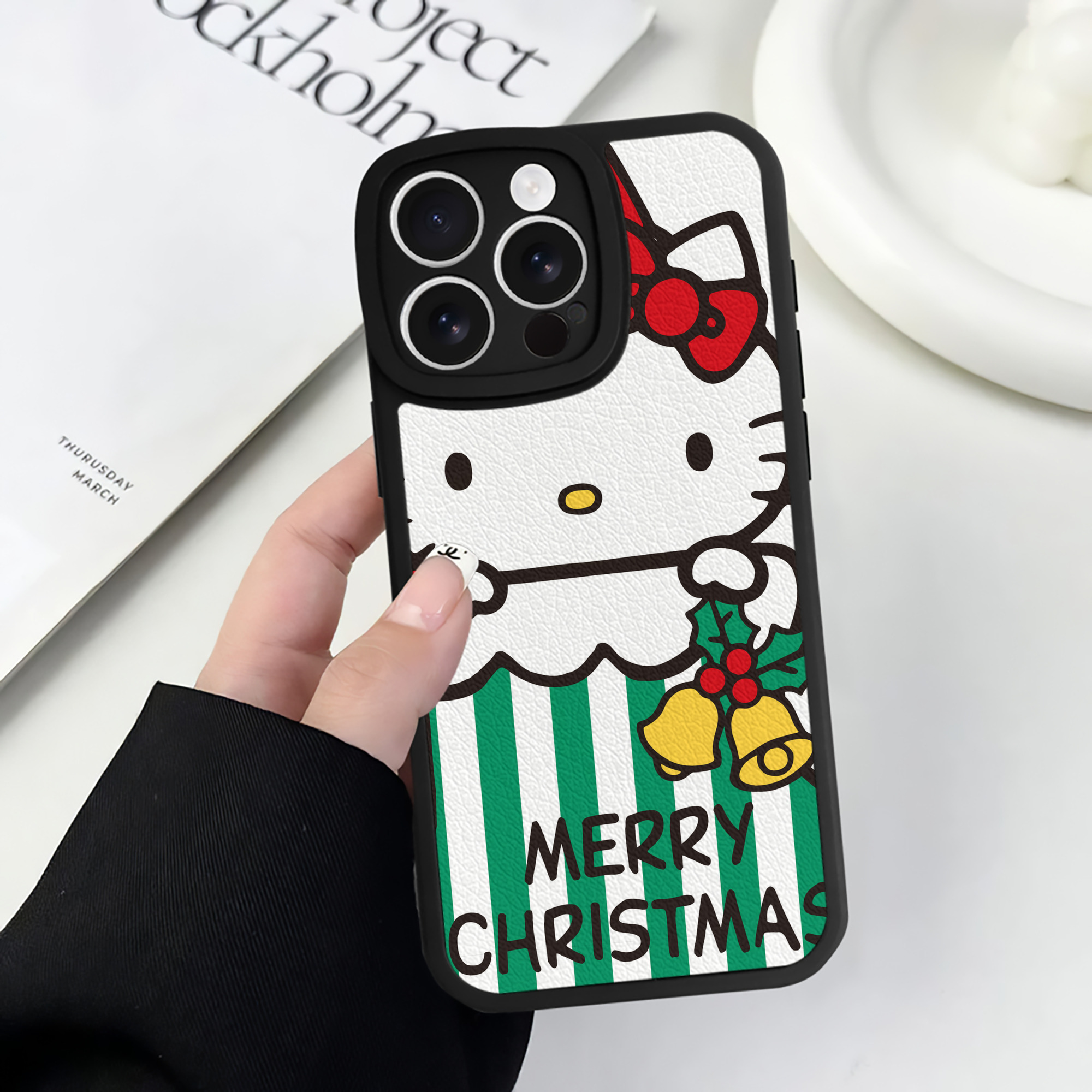 （画像用） Hello Kitty ハローキティ 【iPhone 16シリーズ対応】シリコンスマホケース（レザー調） 材質：シリコン